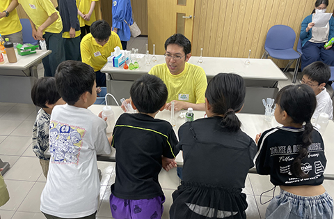 Inviting employees' family members and conducting chemistry experiments (Daiseki Hokuriku Works)